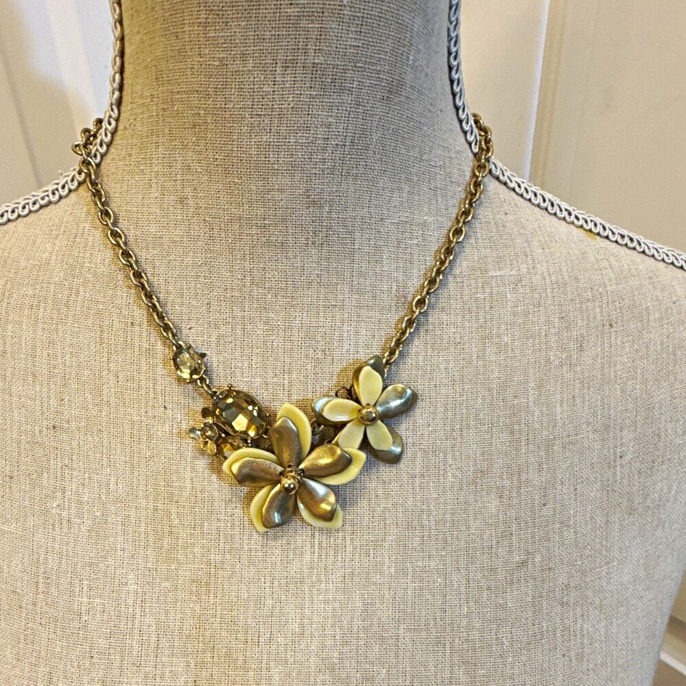 Y2K Gold Tone Floral Statement Necklace Cream Enamel Flower Charm 18 in Lobster